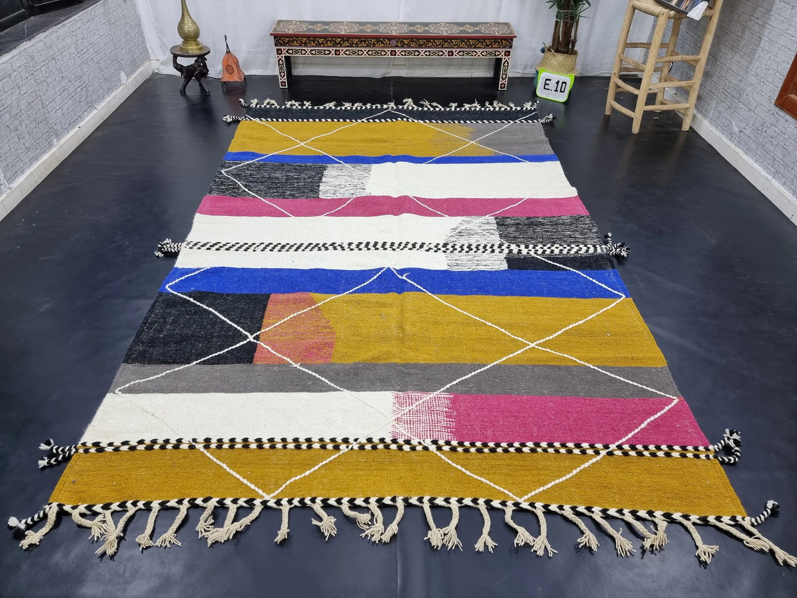 Handmade contrasting color geometric tassel rug