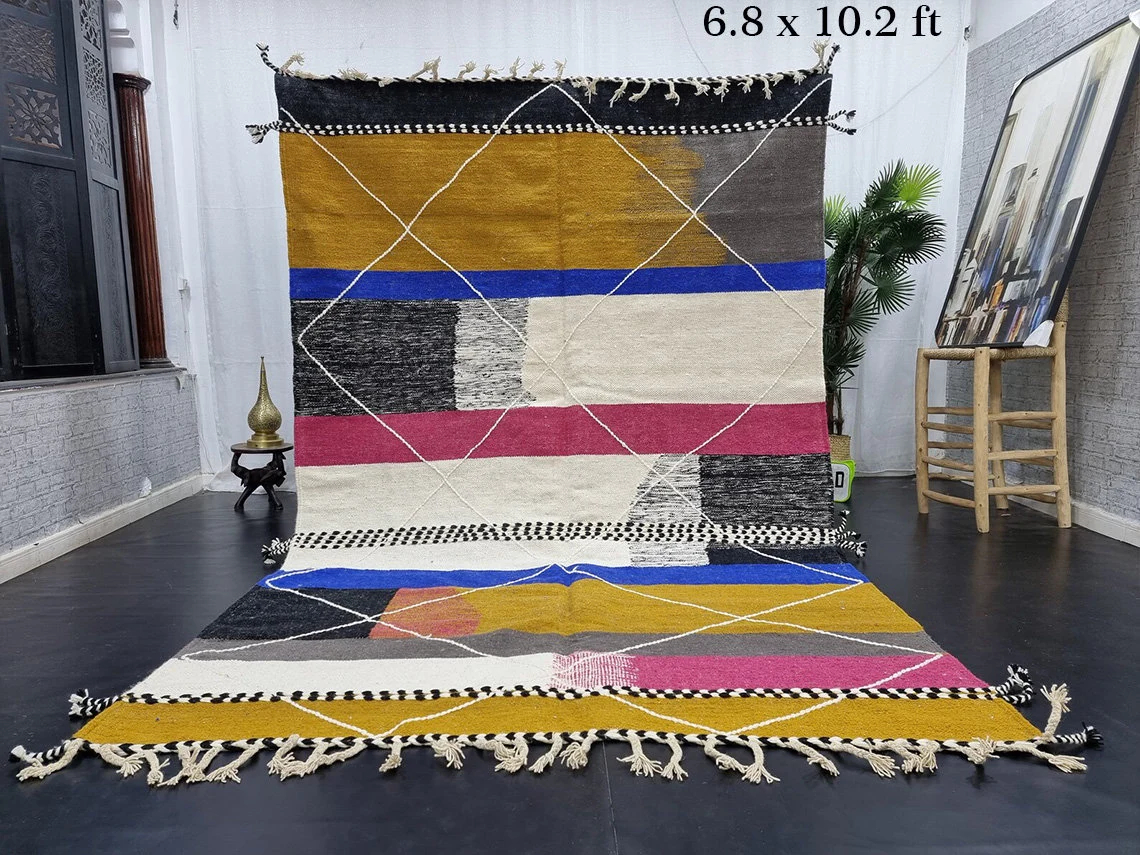 Handmade contrasting color geometric tassel rug - Image 10