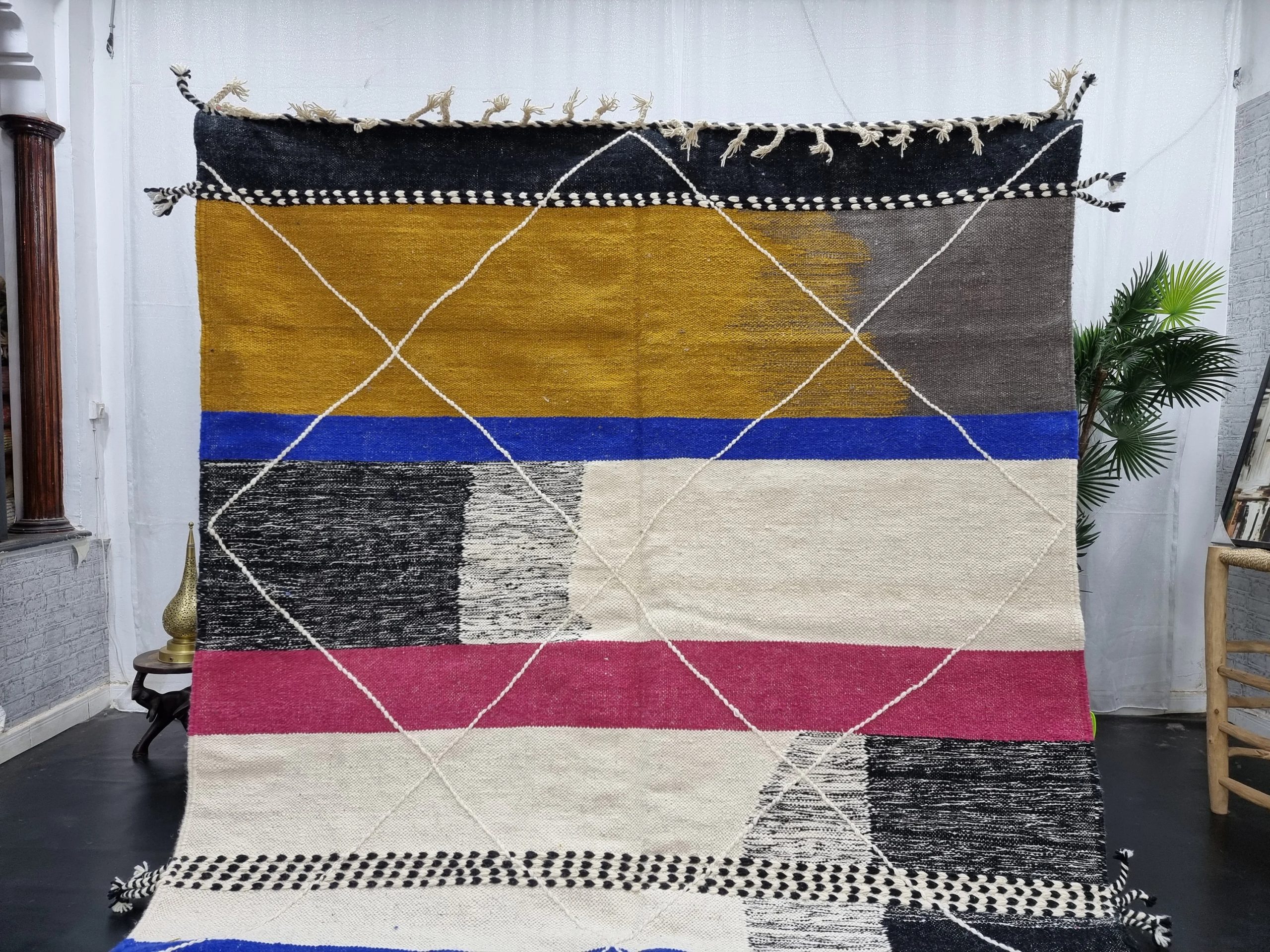 Handmade contrasting color geometric tassel rug - Image 9