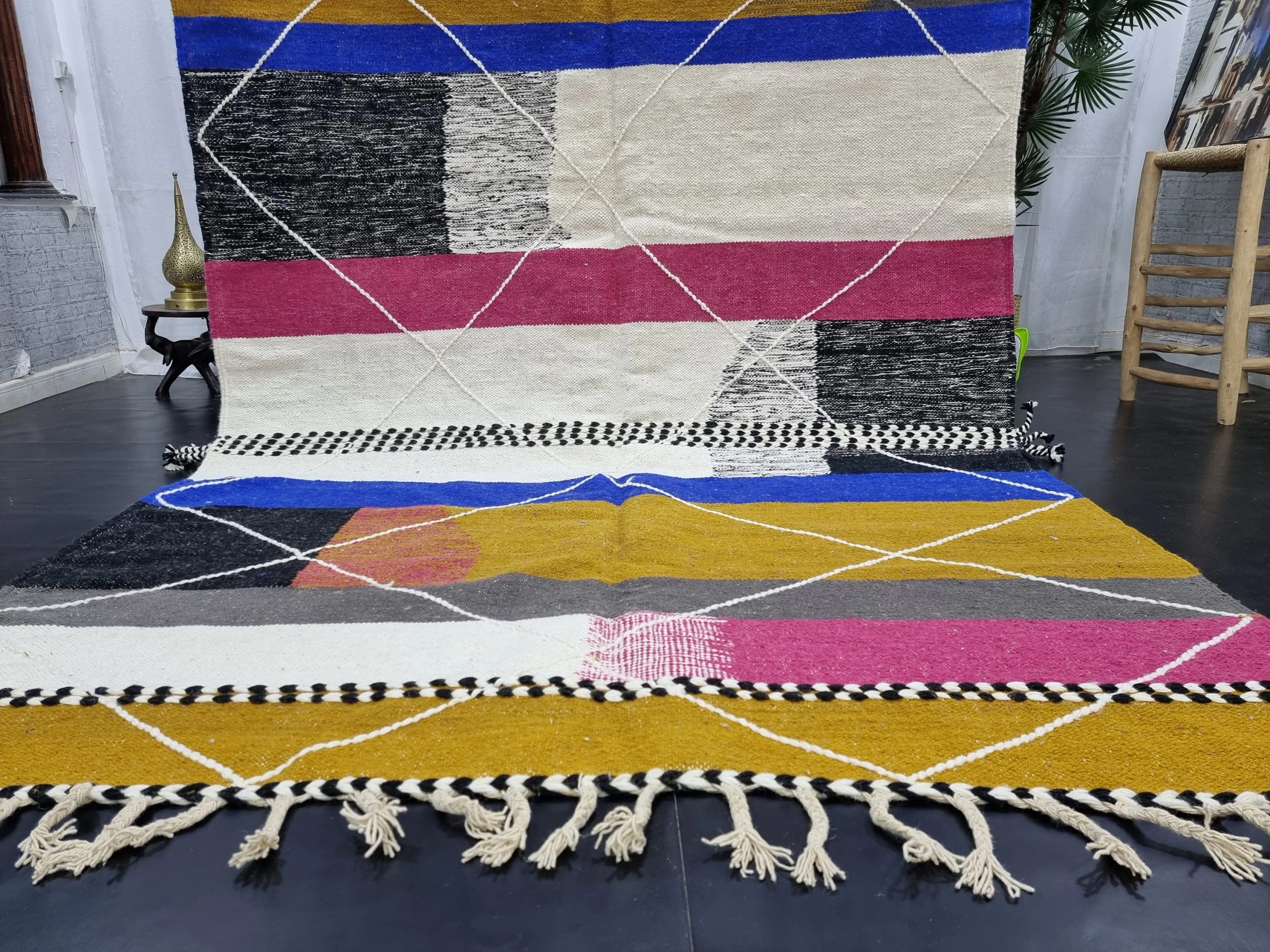 Handmade contrasting color geometric tassel rug - Image 8