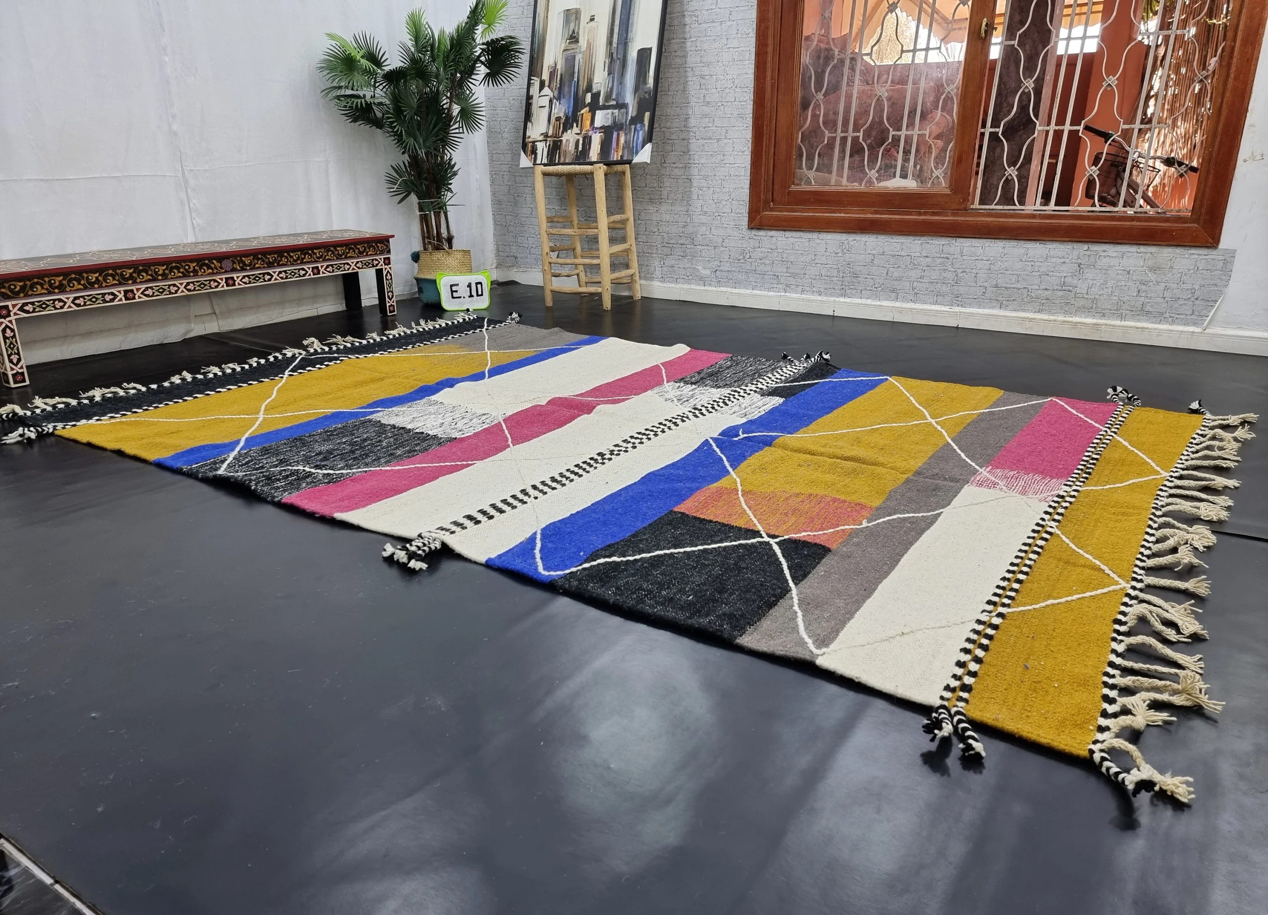 Handmade contrasting color geometric tassel rug - Image 7