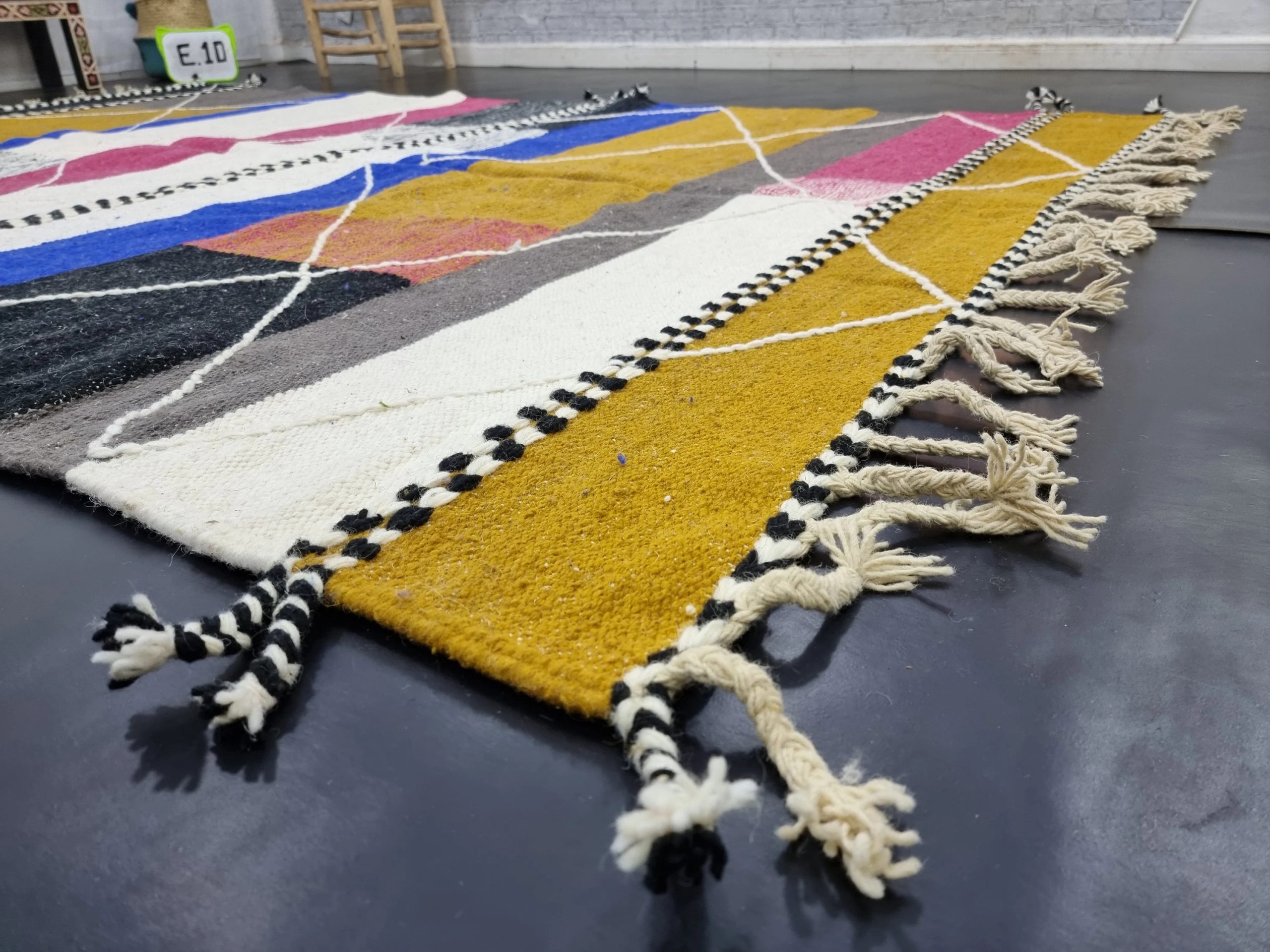 Handmade contrasting color geometric tassel rug - Image 6