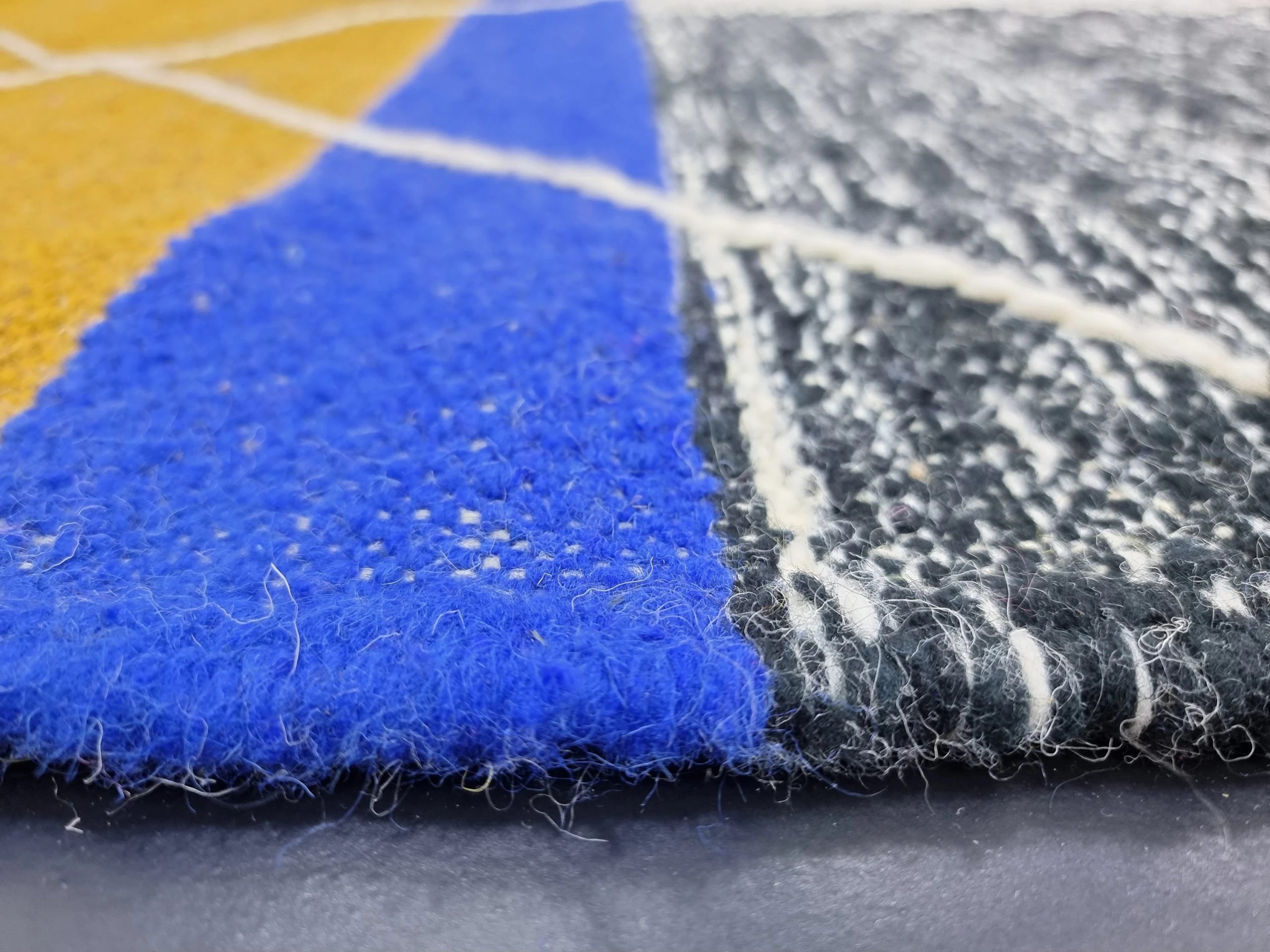 Handmade contrasting color geometric tassel rug - Image 5