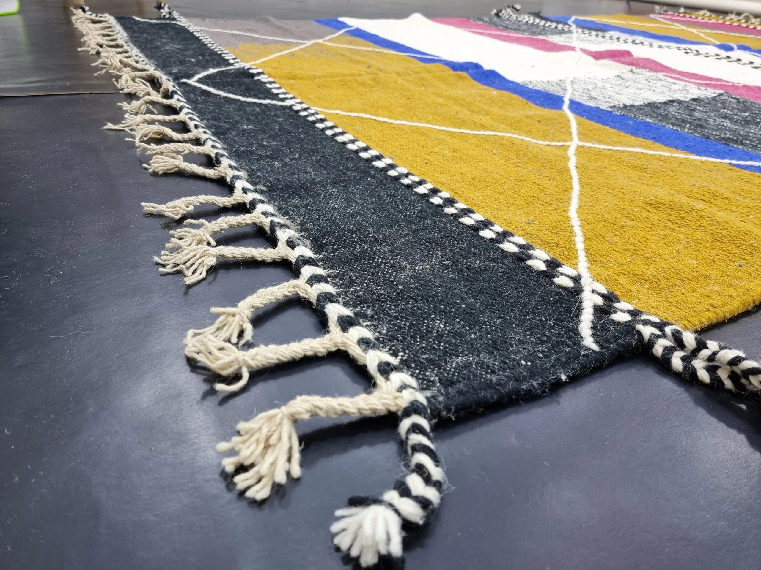 Handmade contrasting color geometric tassel rug - Image 4