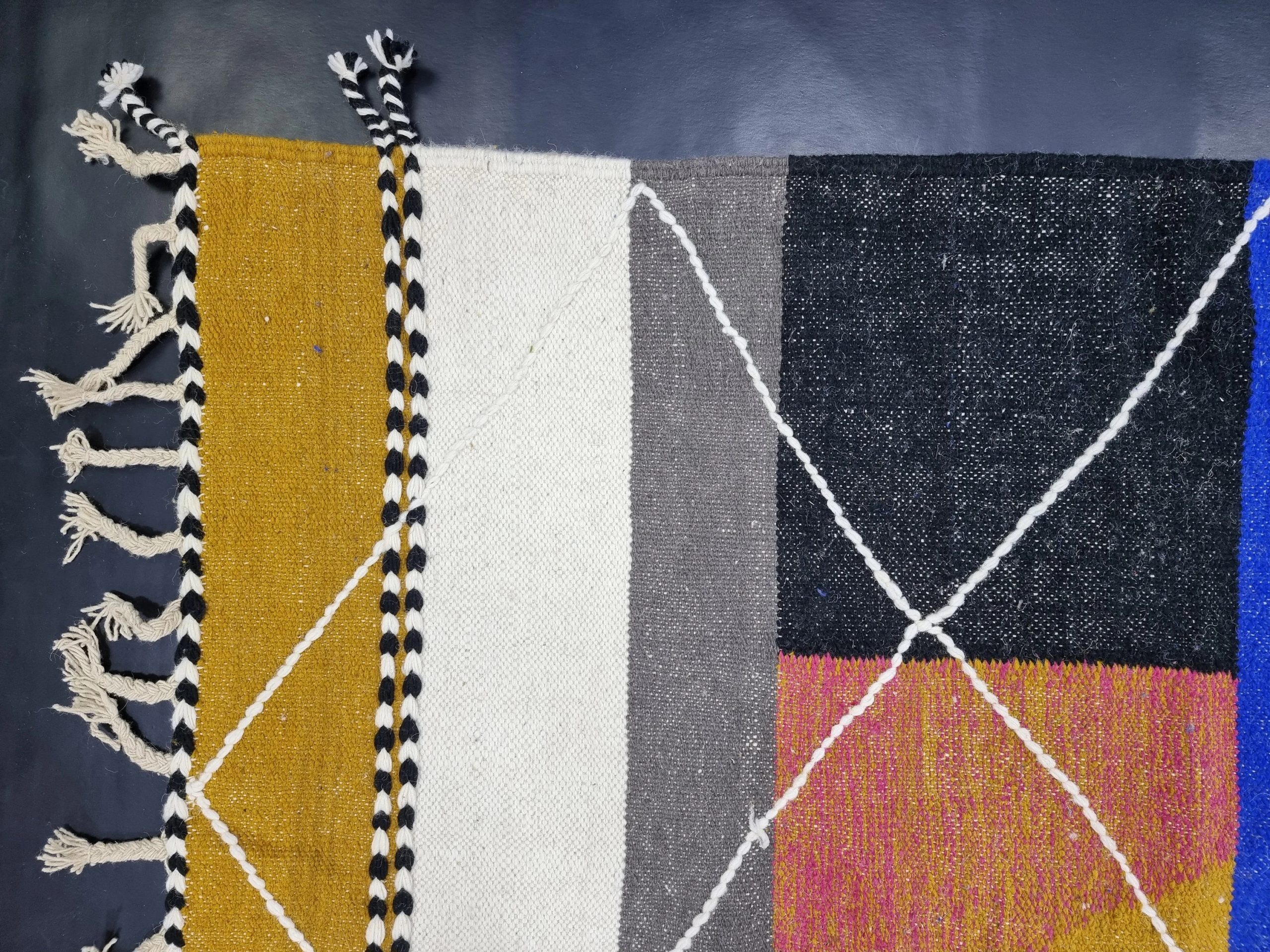 Handmade contrasting color geometric tassel rug - Image 3