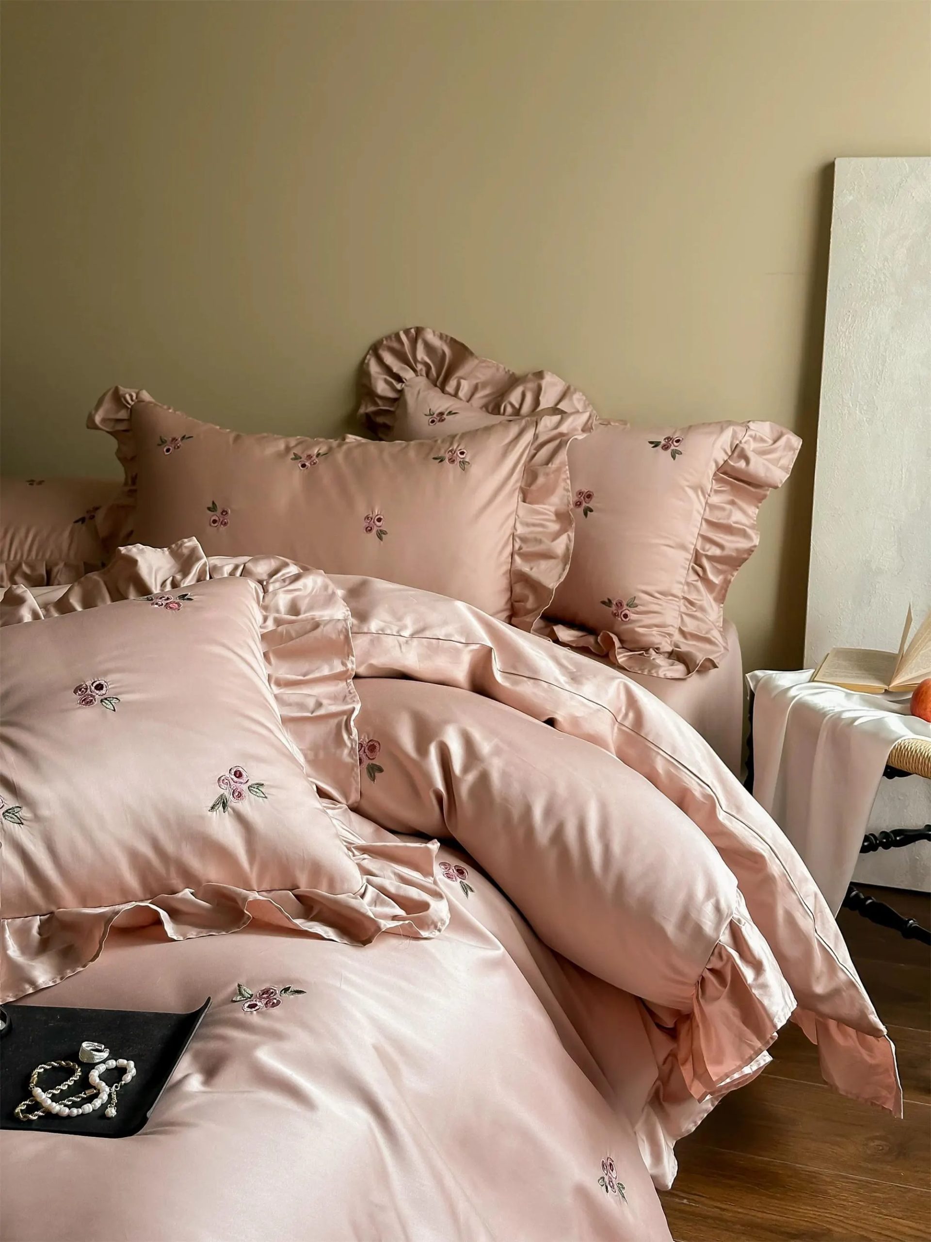 Light luxury girl pink satin bedding four-piece set - Image 4