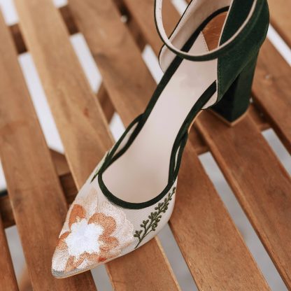 Retro forest floral embroidered pointed toe thick-heeled sandals