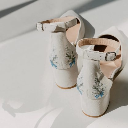 Cloud yarn flower shadow embroidered pointed toe thick heel sandals - Image 6
