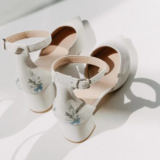 Cloud yarn flower shadow embroidered pointed toe thick heel sandals