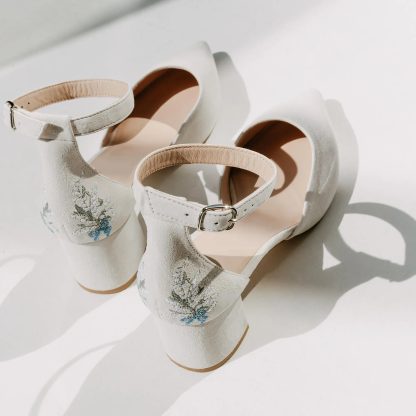 Cloud yarn flower shadow embroidered pointed toe thick heel sandals