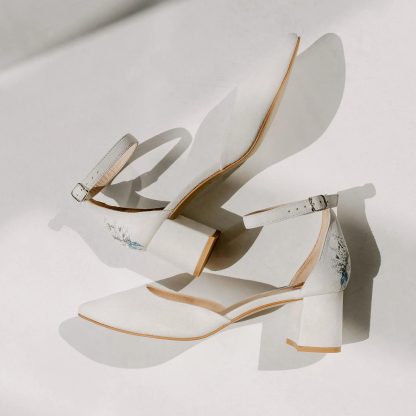 Cloud yarn flower shadow embroidered pointed toe thick heel sandals - Image 4
