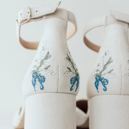 Cloud yarn flower shadow embroidered pointed toe thick heel sandals - Image 3