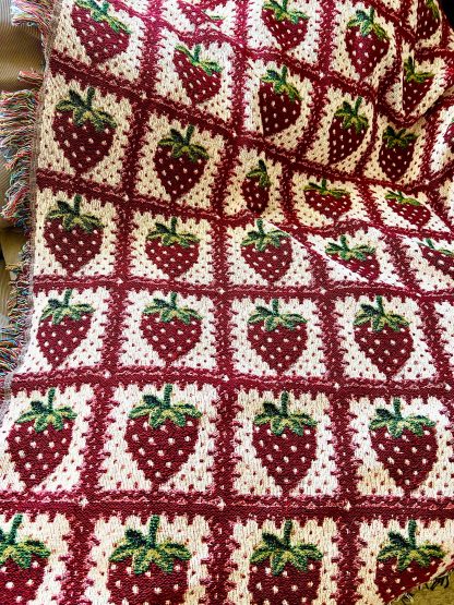 Retro sweet strawberry jacquard blanket - Image 2