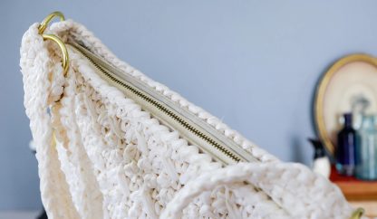 Vintage white hand-woven shoulder bag - Image 2