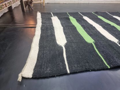 Handmade contrasting geometric line carpet - Image 4