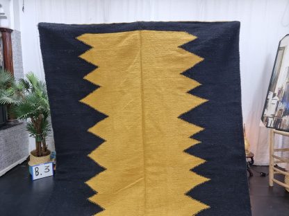 Black and yellow contrasting zigzag tassel rug - Image 9