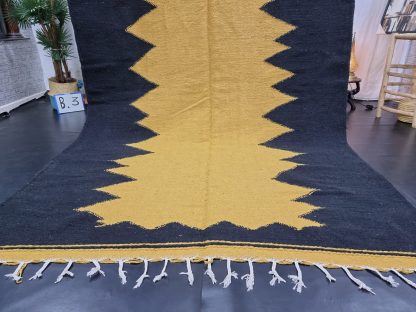 Black and yellow contrasting zigzag tassel rug - Image 8