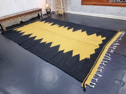 Black and yellow contrasting zigzag tassel rug - Image 6