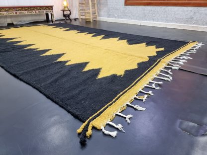 Black and yellow contrasting zigzag tassel rug - Image 5