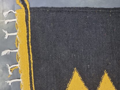 Black and yellow contrasting zigzag tassel rug - Image 4