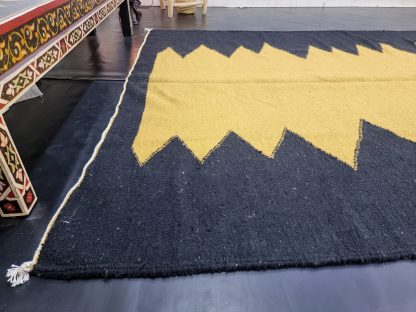 Black and yellow contrasting zigzag tassel rug - Image 3