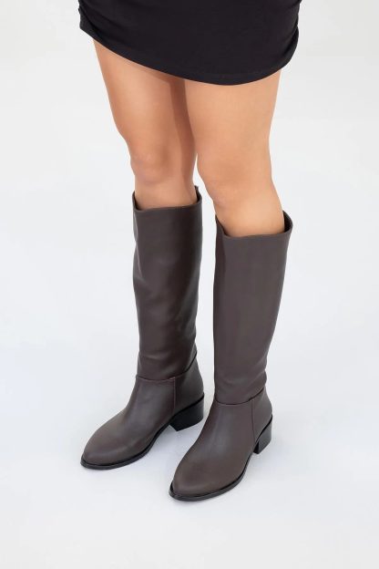Retro dark brown mid-heeled boots