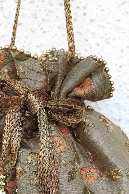 Ancient style embroidered sachet - Image 2