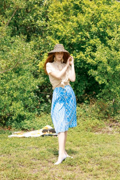 Blue and white geometric pattern button-front high-waist A-line midi skirt - Image 2