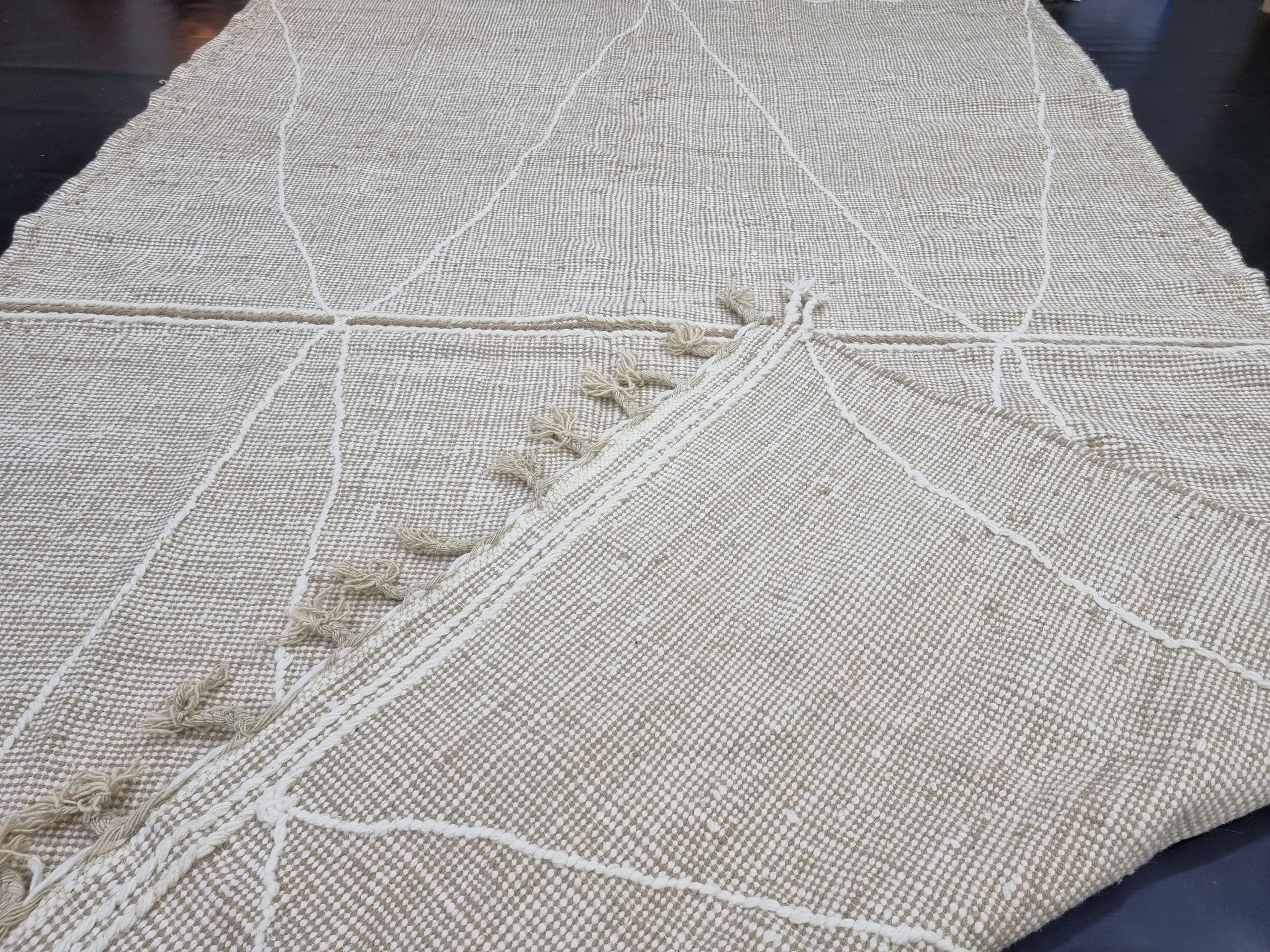 Natural beige geometric tassel rug - Image 2