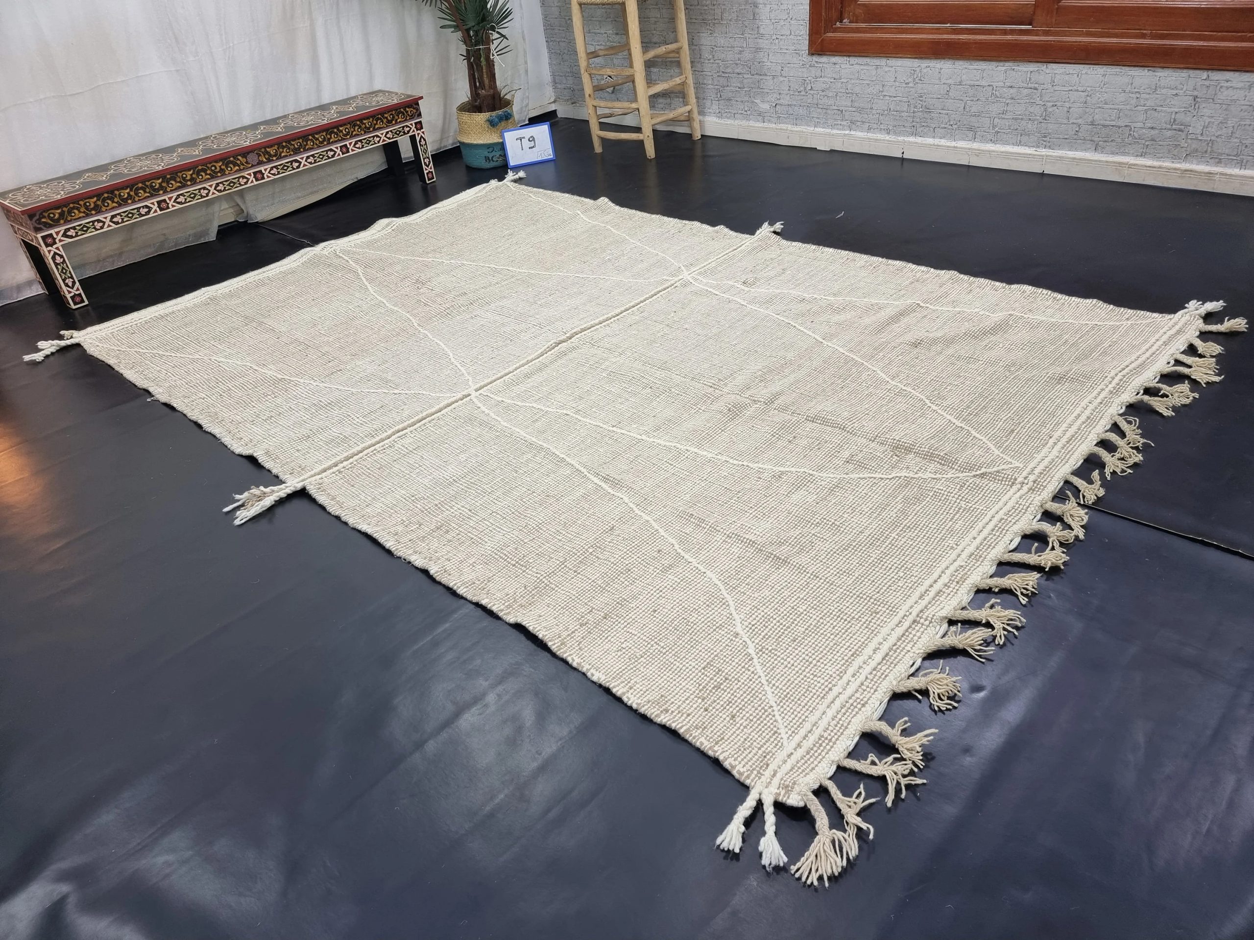 Natural beige geometric tassel rug - Image 7