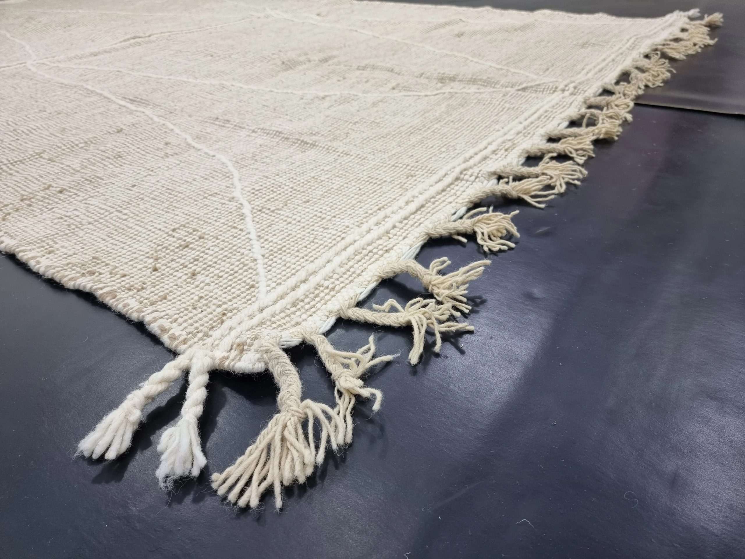 Natural beige geometric tassel rug - Image 6