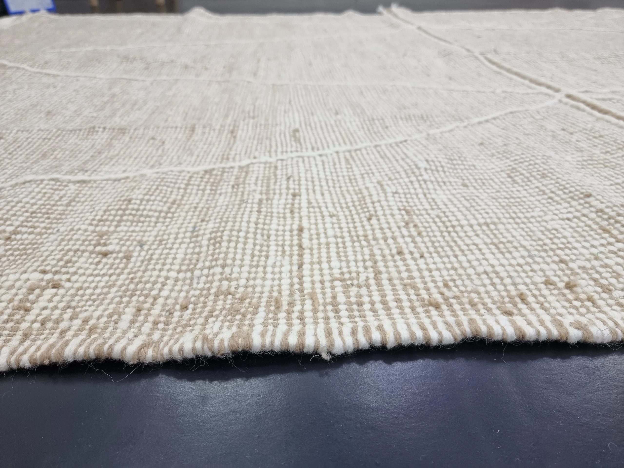 Natural beige geometric tassel rug - Image 5