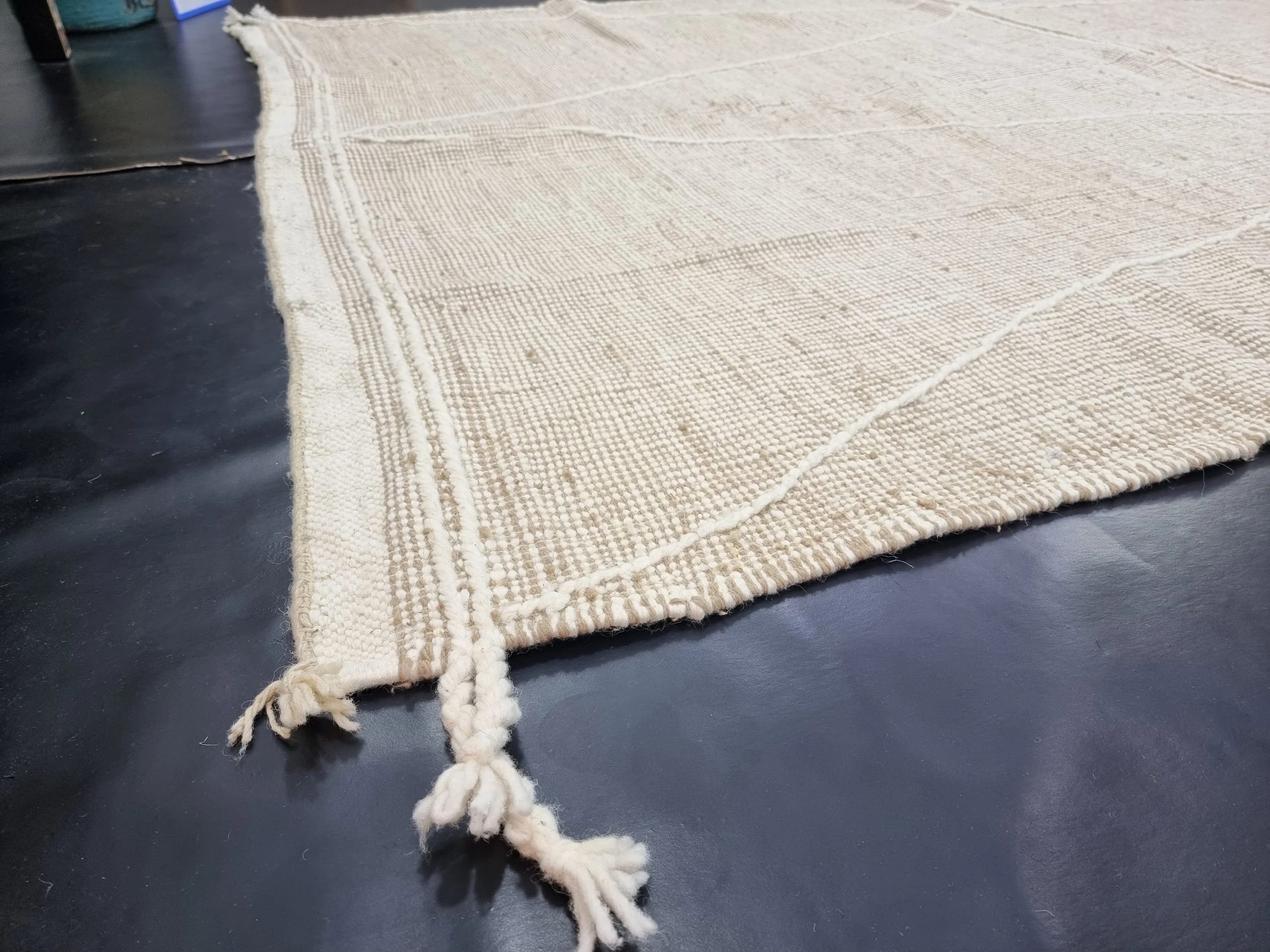 Natural beige geometric tassel rug - Image 4