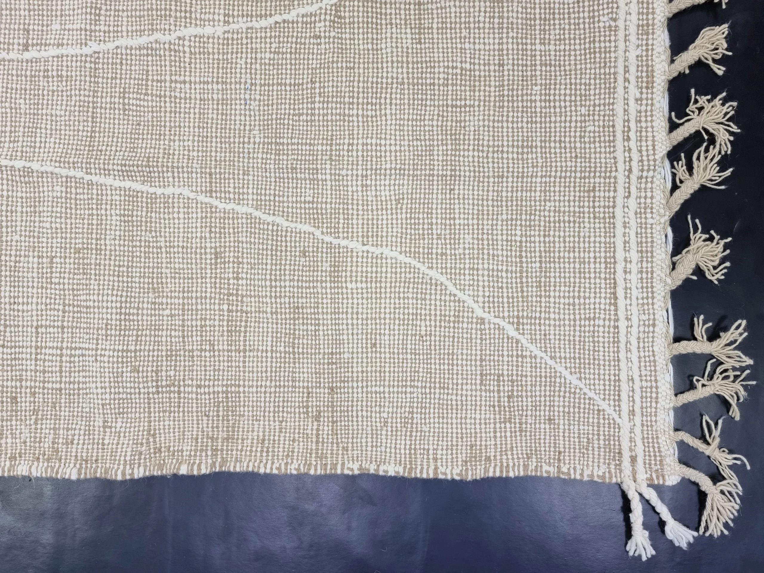 Natural beige geometric tassel rug - Image 3