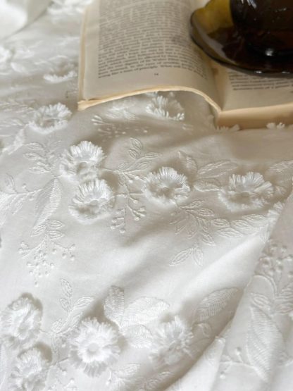 3D embroidered pure white bedding four-piece set - Image 3