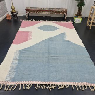 Handmade geometric contrasting tassel rug