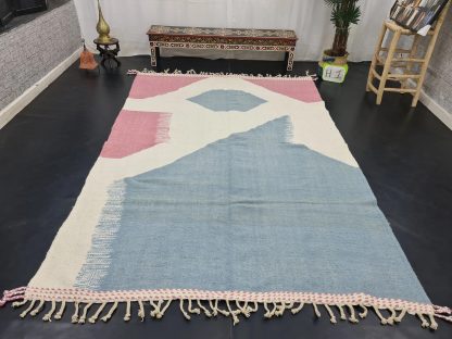 Handmade geometric contrasting tassel rug