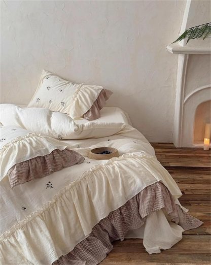 Pastoral patchwork ruffled four-piece bedding set - Image 3
