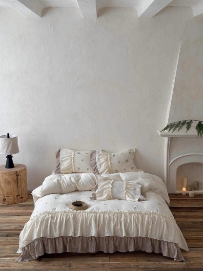 Pastoral patchwork ruffled four-piece bedding set