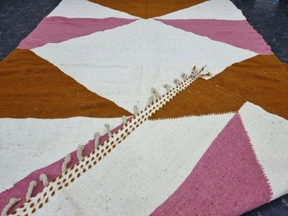 Handmade contrasting triangular tassel carpet - Image 2