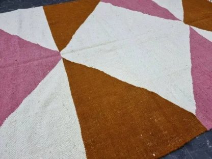 Handmade contrasting triangular tassel carpet - Image 4