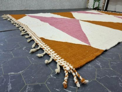 Handmade contrasting triangular tassel carpet - Image 3