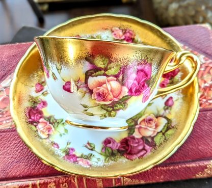 Luxurious gilded retro palace style tea cup
