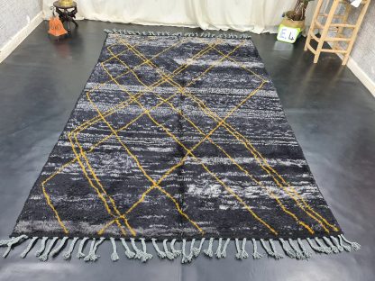 Gray contrasting handmade tassel rug