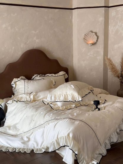 Light luxury embroidered four-piece bedding set - Image 9