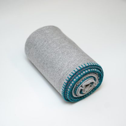 Light grey contrast hand-stitched throw blanket - Image 6