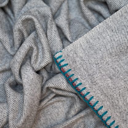 Light grey contrast hand-stitched throw blanket - Image 4