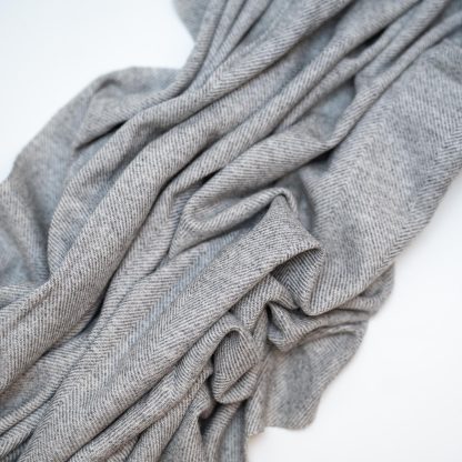 Light grey contrast hand-stitched throw blanket - Image 3