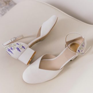 Fresh lavender embroidered low-heeled sandals