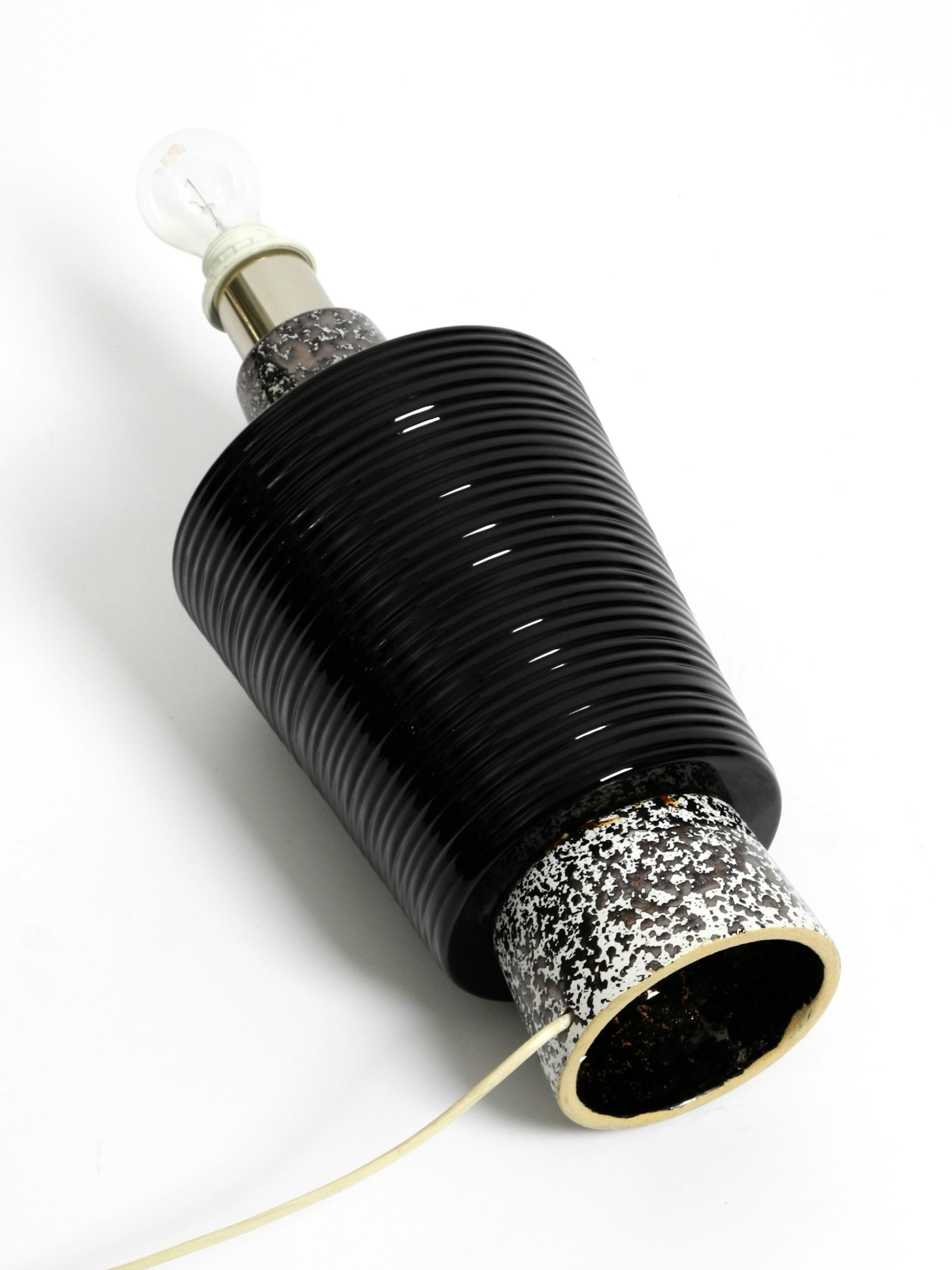 Black ribbed ceramic table lamp - Image 9